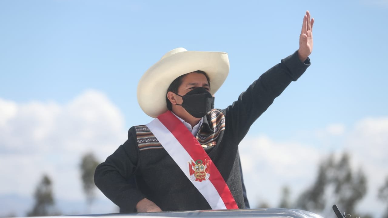Castillo renueva promesa de paz y desarrollo en juramentación simbólica en Ayacucho