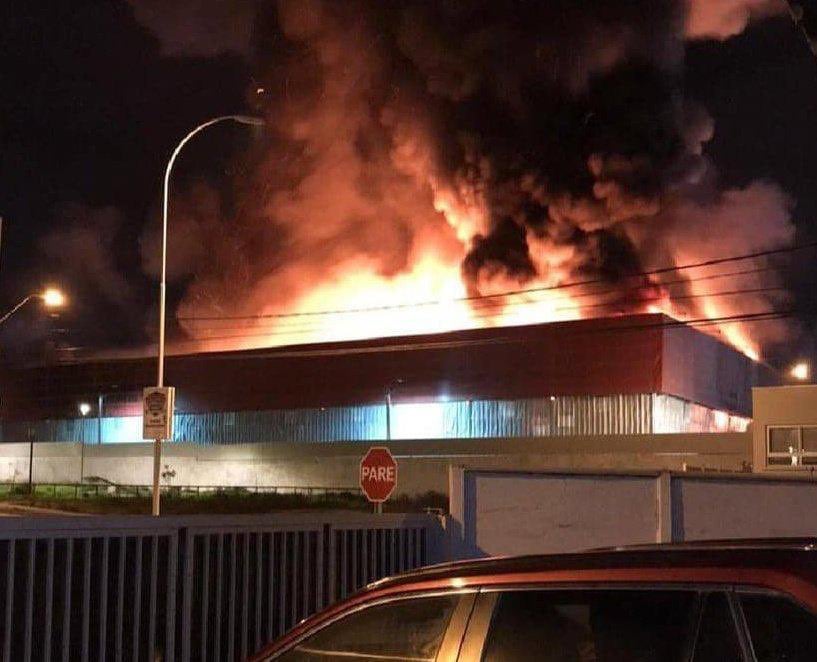 (Video) Violento incendio consumió fábrica de colchones Celta en Coquimbo: Vecinos y trabajadores fueron evacuados