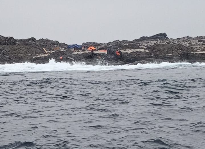 Continúan desaparecidos dos pescadores en La Higuera, sobreviviente a naufragio acusa que sistema de búsqueda de la Armada «es para pillar muertos”