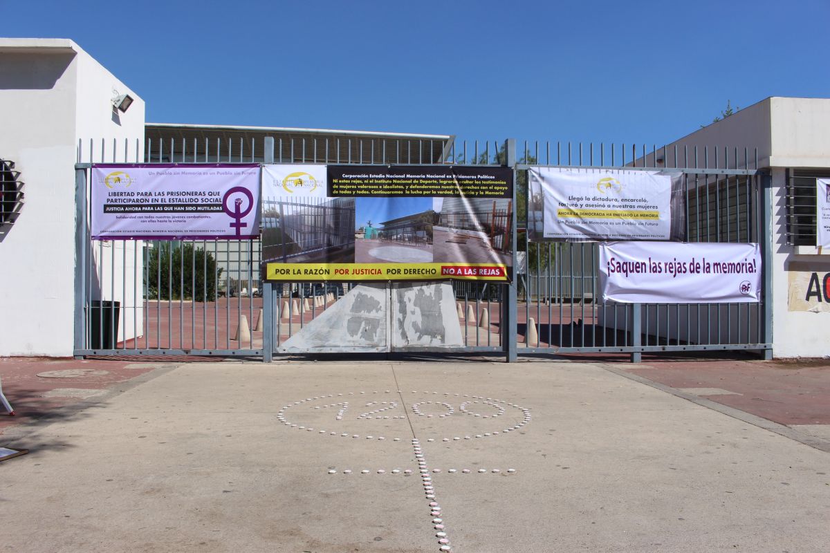 Ordenan a ministra Pérez y a directora Rengifo el inmediato retiro de rejas instaladas en Sitios de Memoria del Estadio Nacional