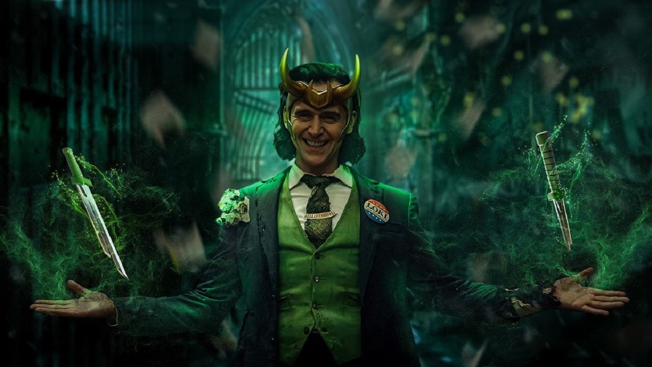 Se ve al personaje de Loki de Marvel con un traje y dos cuchillos flotando en sus manos