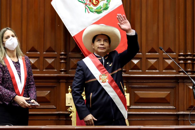 Pedro Castillo jura como presidente de Perú con la mira puesta en una Asamblea Constituyente