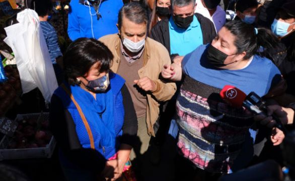 (Video) Increpan a Yasna Provoste durante visita a feria de Puente Alto