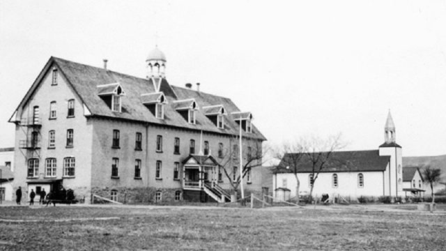 ¡Continúa el horror! Descubren en Canadá 182 nuevas tumbas en internado de reclusión indígena