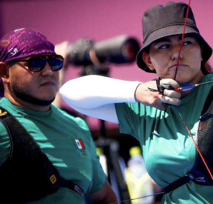 ¡La primera medalla para México! Ale Valencia y El Abuelo Álvarez, son bronce en tiro con arco mixto