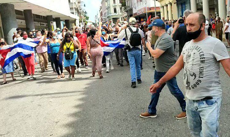 Cubanos salen a las calles a defender la Revolución tras llamado del presidente Miguel Díaz-Canel