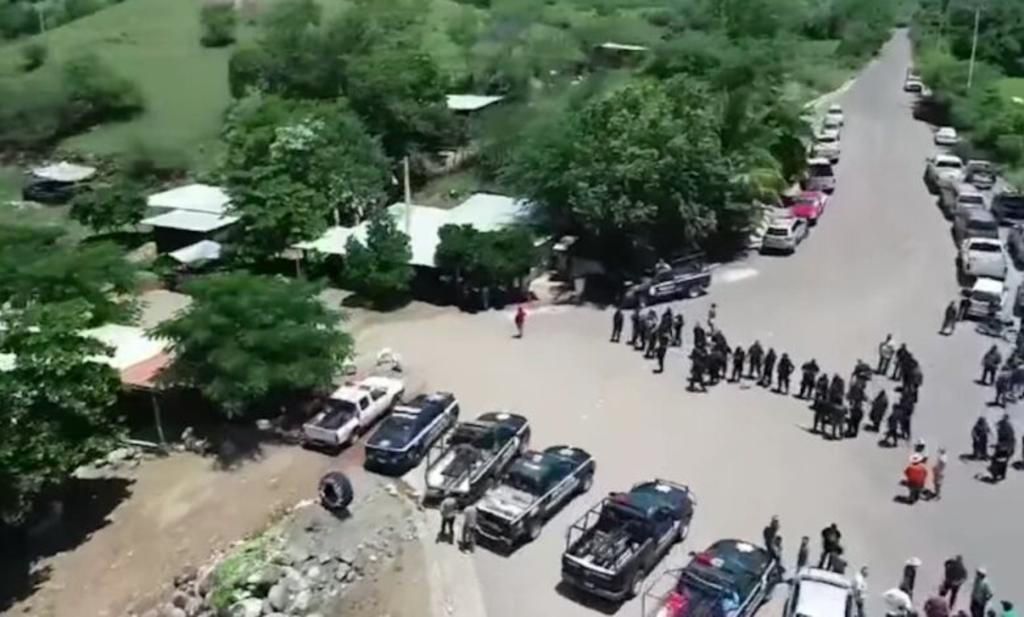 Rescatan al líder de autodefensas en tercer día de enfrentamientos en Michoacán