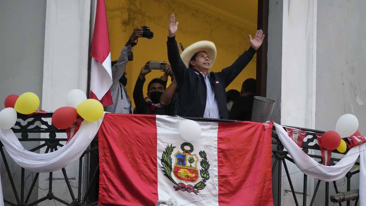 Perú: ¿Enfrenta Pedro Castillo un golpe de Estado sin aún haber asumido la Presidencia?