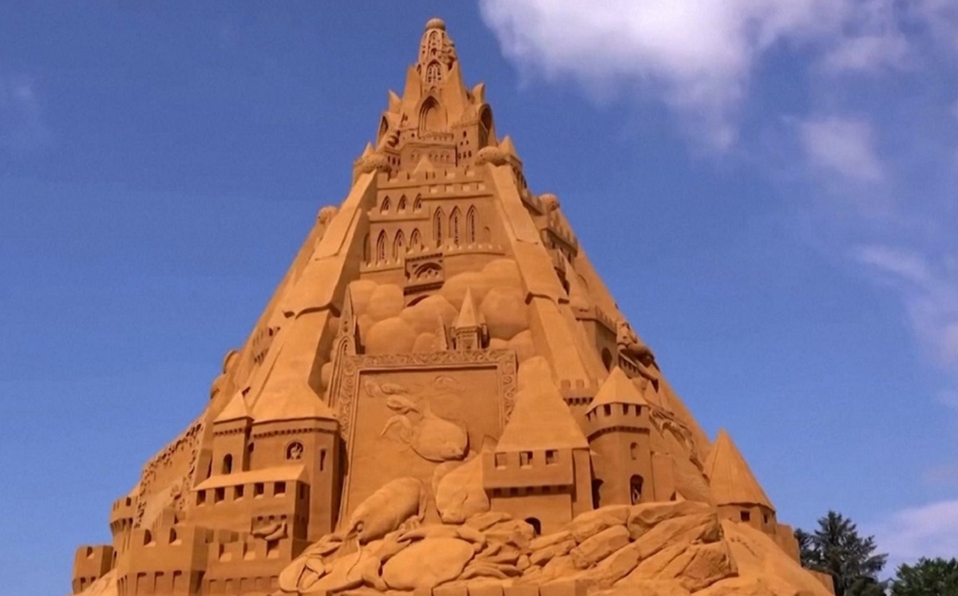 Holandés construye el castillo de arena más alto del mundo para representar el poder del coronavirus