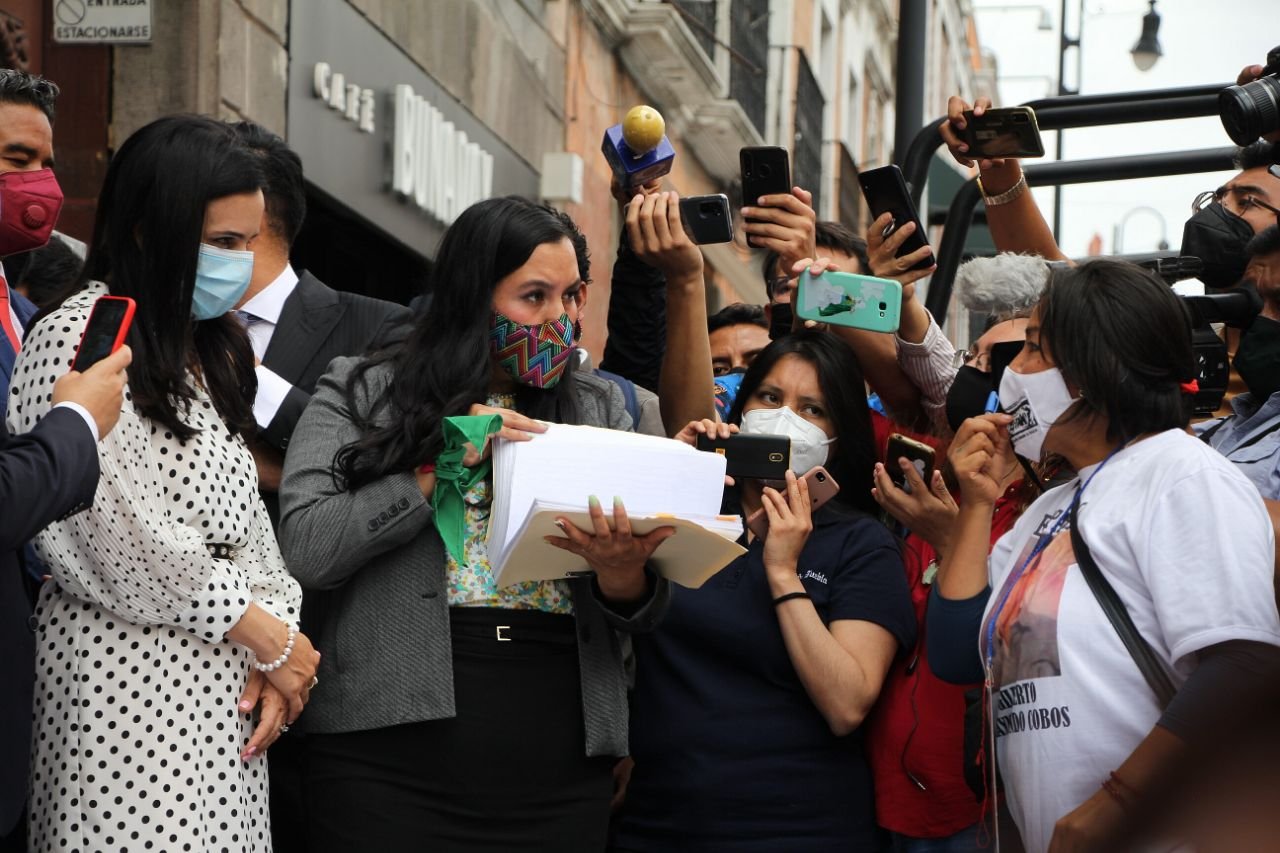 La diputada Estefanía Rodríguez Sadoval recibiendo las firmas del Colectivo Voz de los Desaparecidos