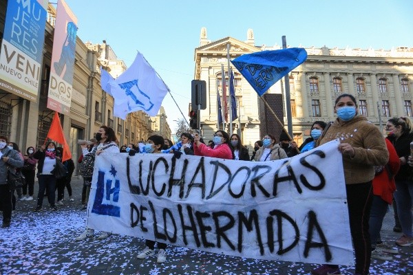 Vecinos de Lo Hermida manifestaron frente al exCongreso para denunciar crisis de vivienda que afecta a 800 mil familias de Peñalolén