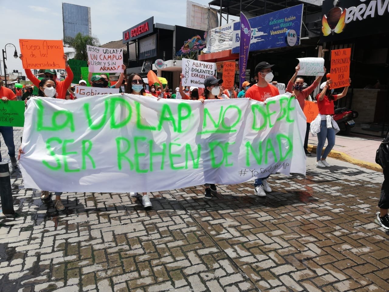 Se vuelven a manifestar estudiantes de la UDLAP; “persiste presencia de armas en el campus”, reclaman