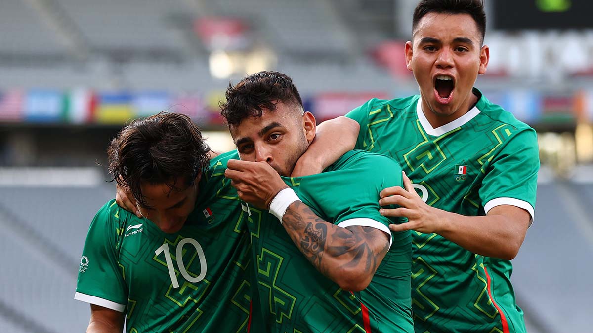 Se ven a tres jugadores de la selección de México celebrando un gol