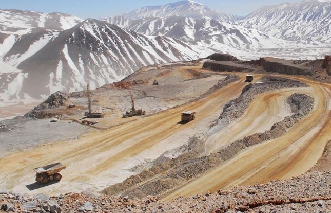 La importancia de promover políticas de contenido local para evitar el “vaciamiento económico” de las regiones mineras de Chile