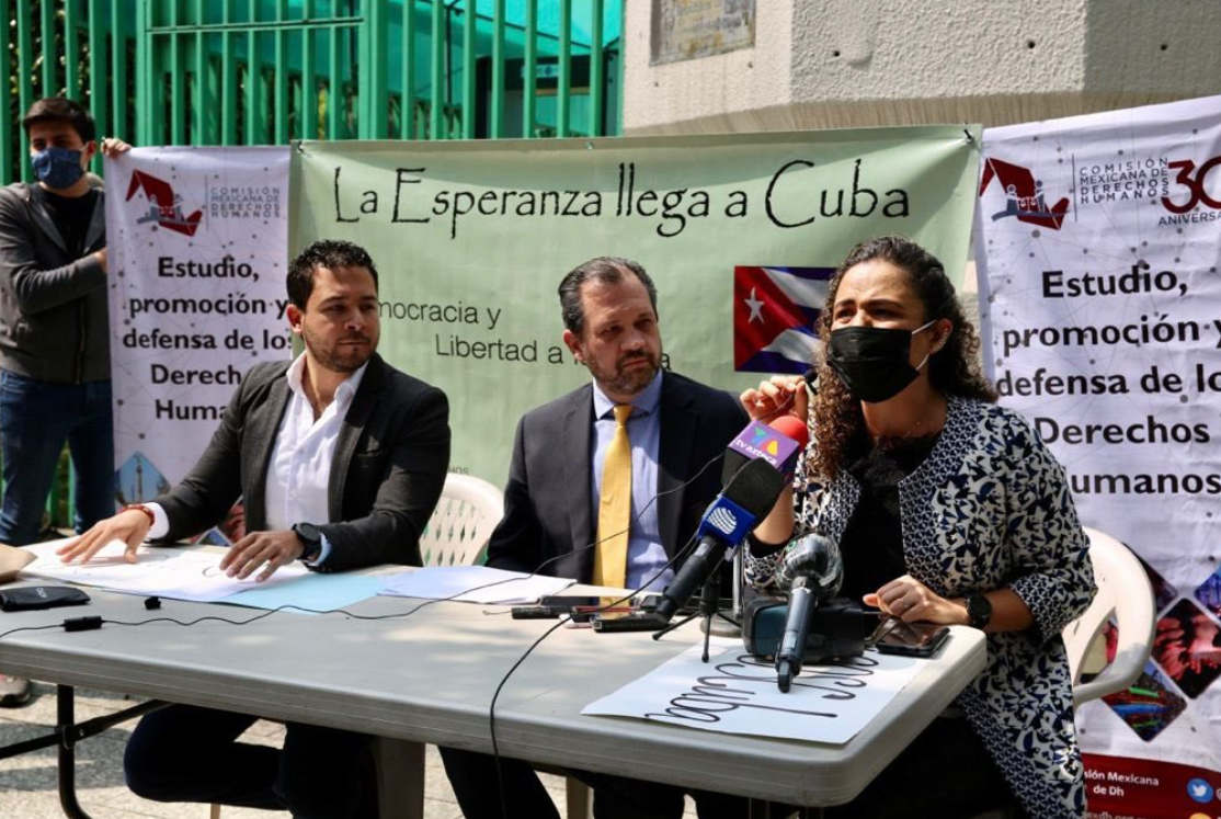 Panistas Protestan Embajada cubana en México
