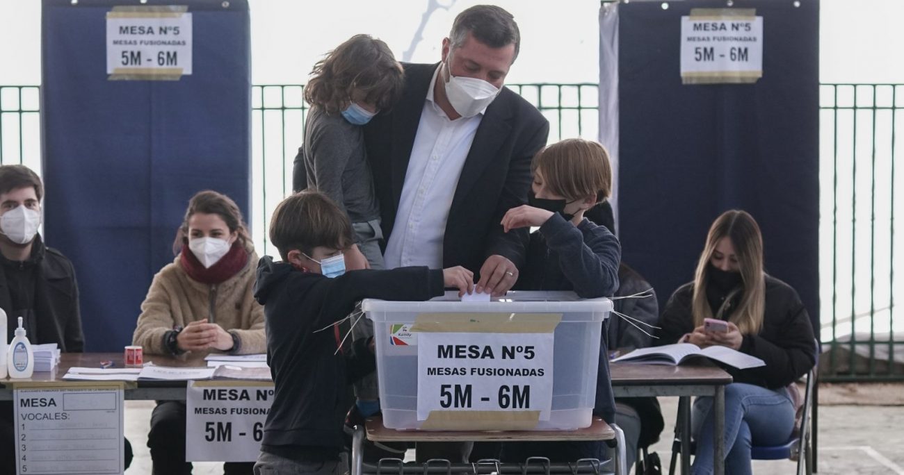 Sebastián Sichel saca de carrera a Joaquín Lavín y será el candidato presidencial de la derecha