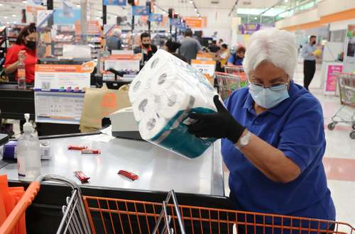 Reincorporarán Walmart y Soriana a adultos mayores como empacadores