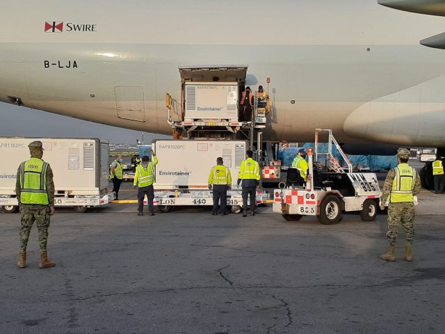 Descarga del nuevo embarque de vacunas Cansino que llegaron a México