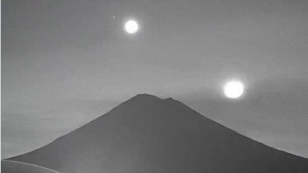 Se ve el volcán Popocatépetl con martes y venus a sus espaldas y brillando