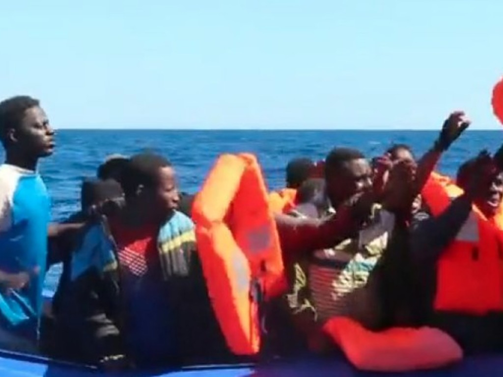 539 nuevos migrantes lograron arribar a Lampedusa en precaria barcaza de madera