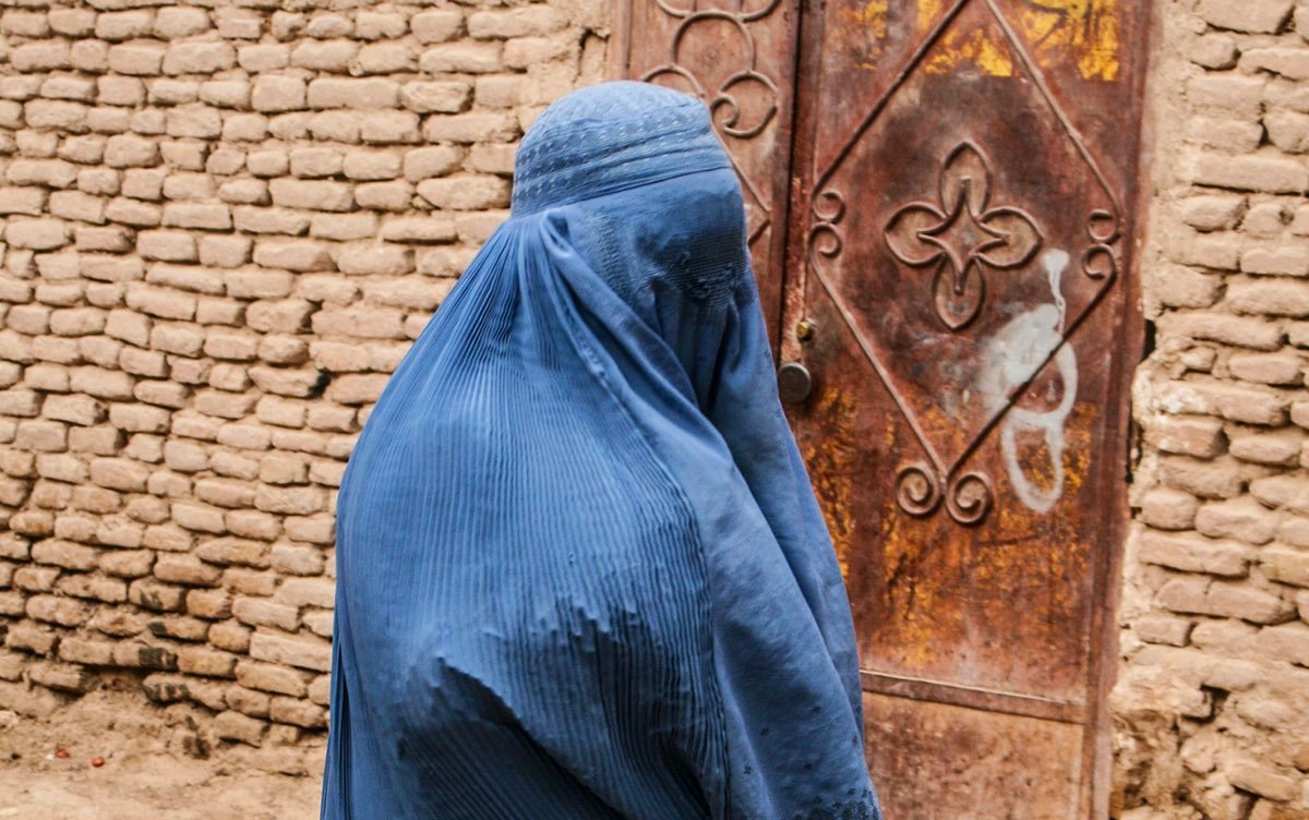 Mujeres afganas quieren seguir respirando: se resisten a utilizar el burka