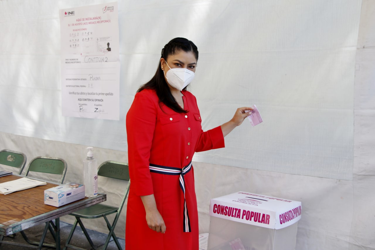 La consulta popular es un ejercicio de democracia: Claudia Rivera, tras emitir su decisión