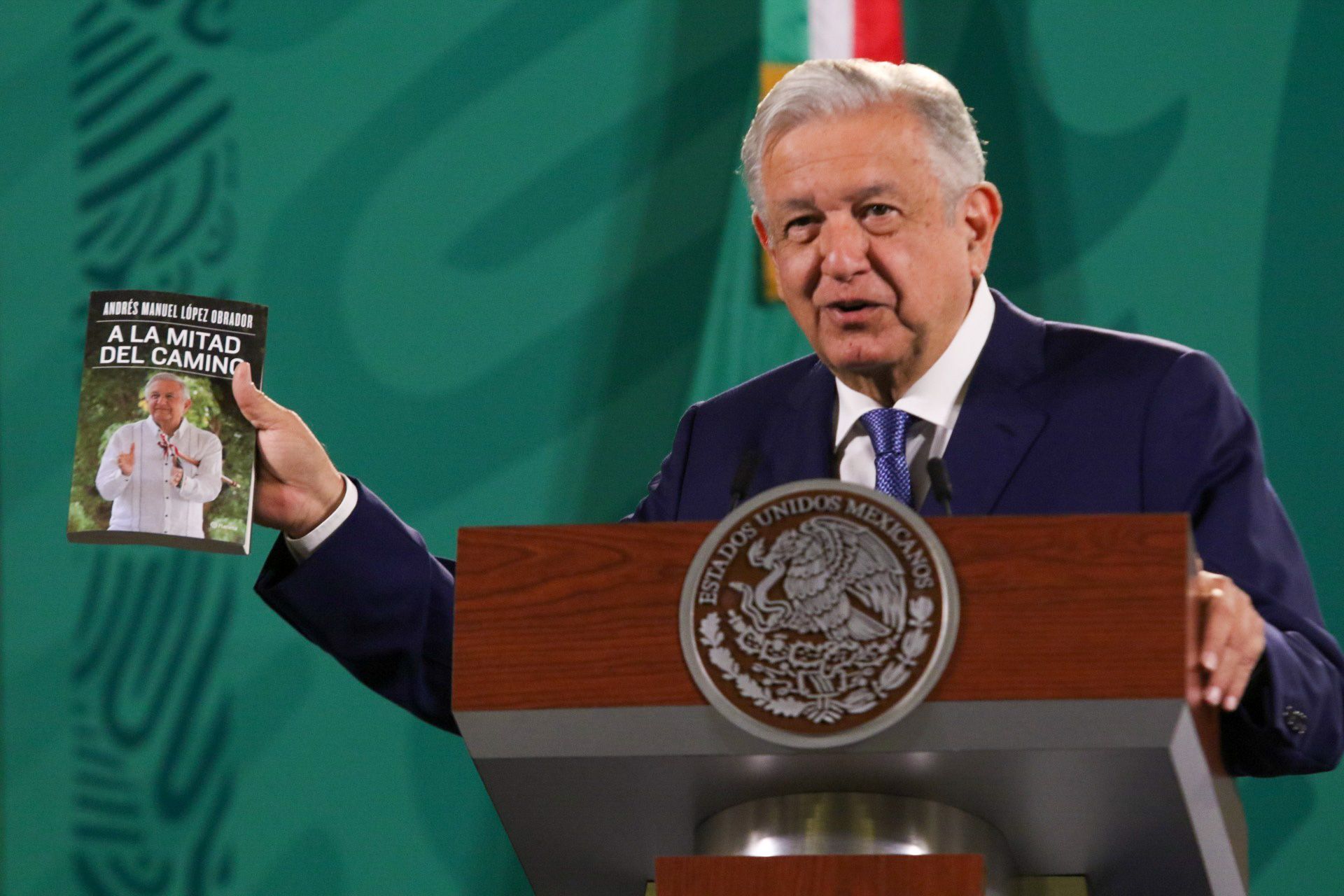 AMLO presume nuevo libro y se lo recomienda a sus adversarios