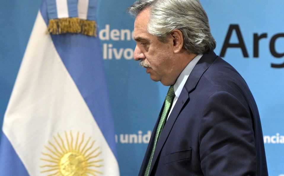 Presidente de Argentina se disculpa por reunión social en pleno confinamiento