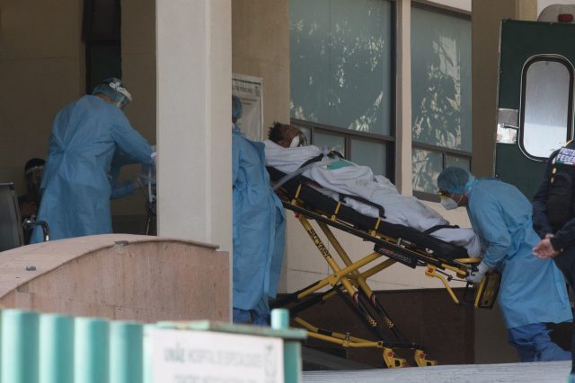 CIUDAD DE MÉXICO, 24FEBRERO2021.- A pesar de que han bajado el número de personas hospitalizadas por el Covid-19 en el Hospital General y en el triage respiratorio del Centro Médico Siglo XXI, continúan llegando pacientes con síntomas o intubados para recibir atención médica. FOTO: MOISÉS PABLO/CUARTOSCURO.COM