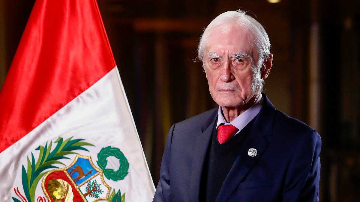 Canciller de Perú renuncia