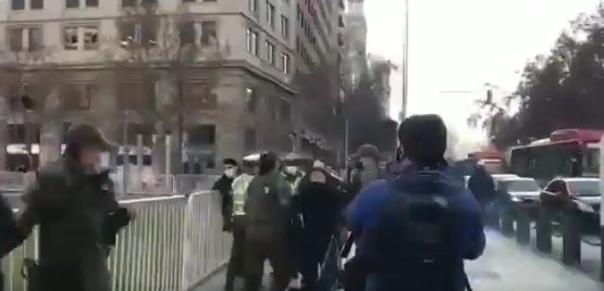 (Video) Carabineros detiene a estudiantes de la ACES que manifestaban frente a La Moneda a favor de la Ley de Indulto para los presos de la revuelta