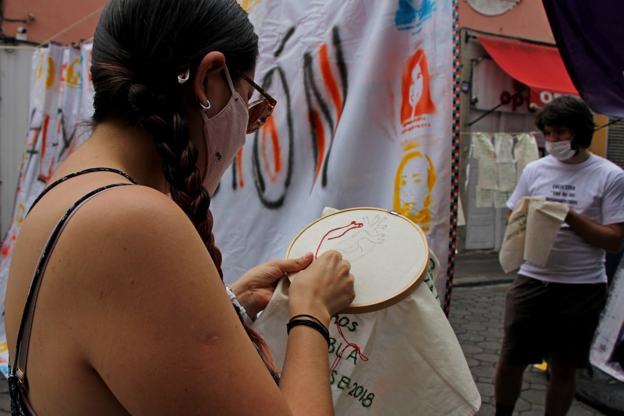 Bordadora de nombres de personas desaparecidas en Puebla