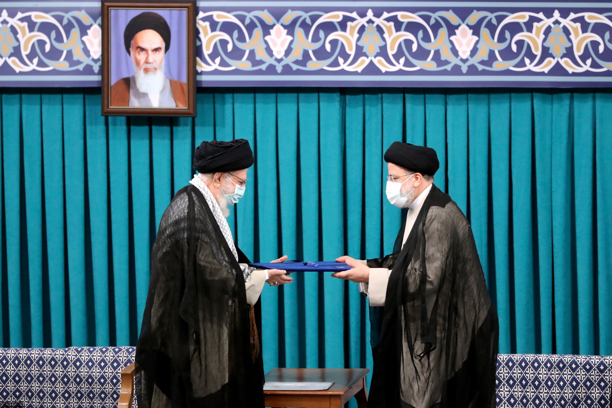 Ebrahim Raisi jura como presidente de Irán y llama a levantar sanciones contra el país