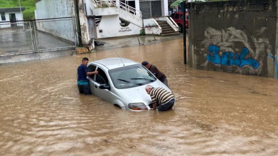 Torrenciales lluvias mantienen en vilo a diversas regiones de Venezuela
