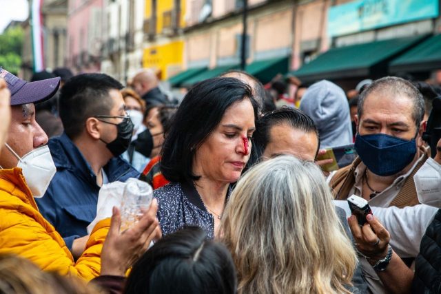 CIUDAD DE MÉXICO, 30AGOSTO2021.- La Unión de alcaldes y alcaldesas, quienes habían convocado a conferencia de prensa en el Congreso de la Ciudad de México, se enfrentaron a policías de la capital que mantenían un operativo de seguridad en las inmediaciones del inmueble. La alcaldesa electa de Álvaro Obregón, Lía Limón, resultó con una lesión en la nariz. FOTO: CUARTOSCURO.COM