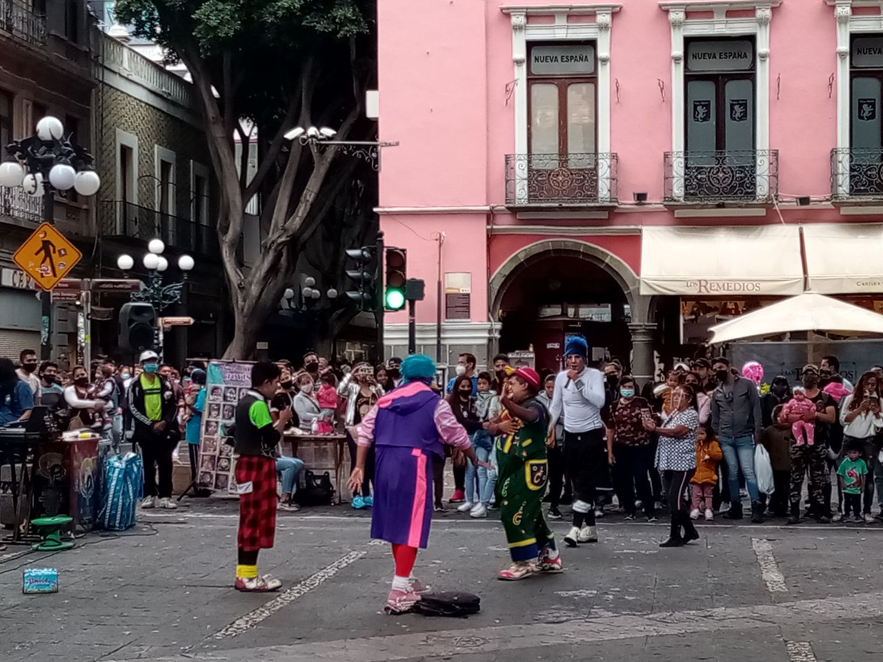 Mantienen cercado Zócalo de Puebla para evitar contagios, pero payasos trabajan a sus anchas