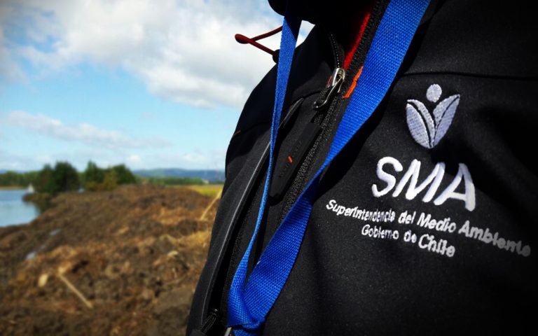 Lapidario informe de Contraloría sobre colapso en la SMA: Se tarda años en dar respuesta a las denuncias