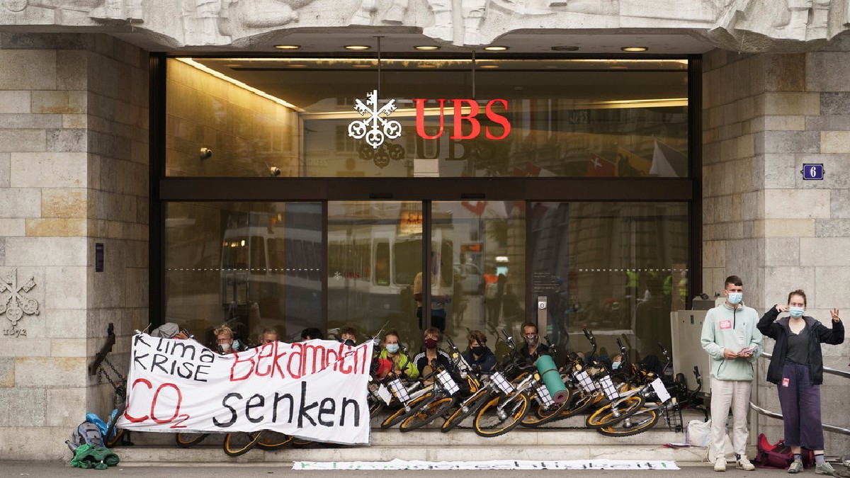 (Fotos y video) Activistas en Zurich protestan frente bancos en reclamo por sus inversiones en combustibles fósiles