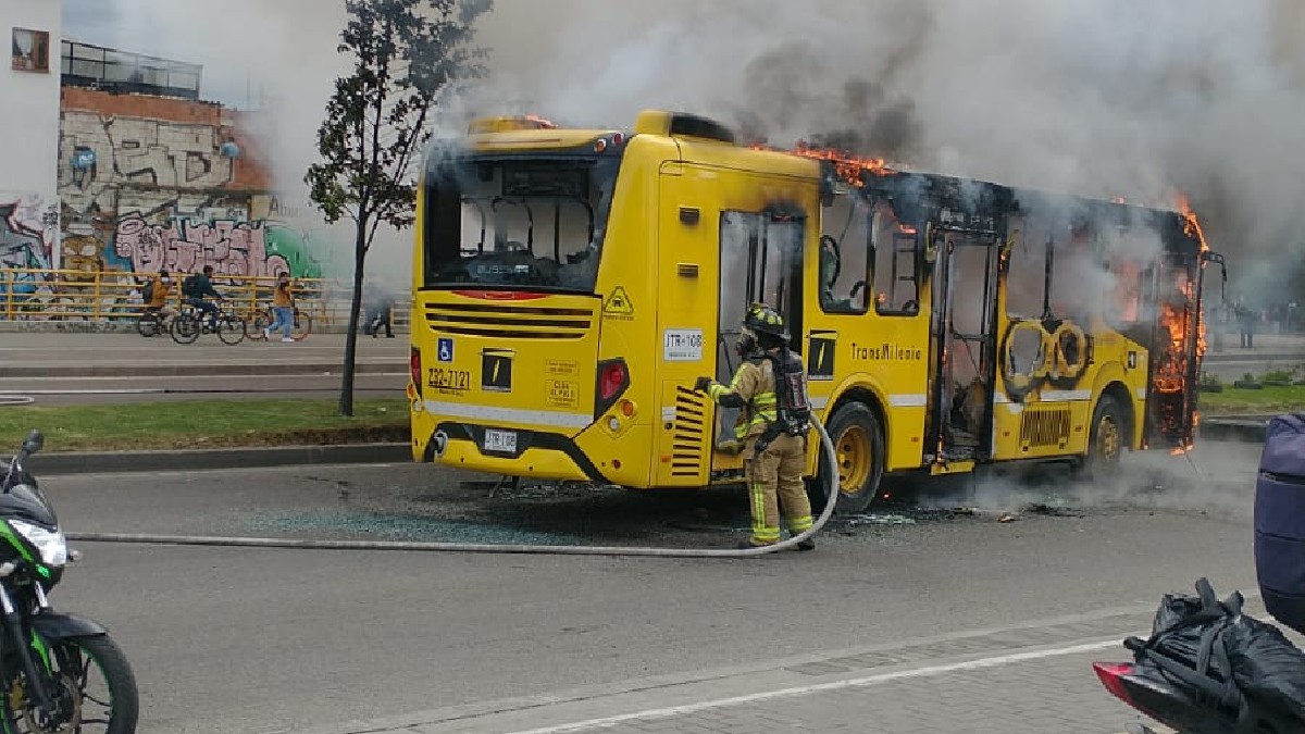 (Fotos y video) Desalojo violento del Esmad termina con activistas heridos y un autobús en llamas en Bogotá