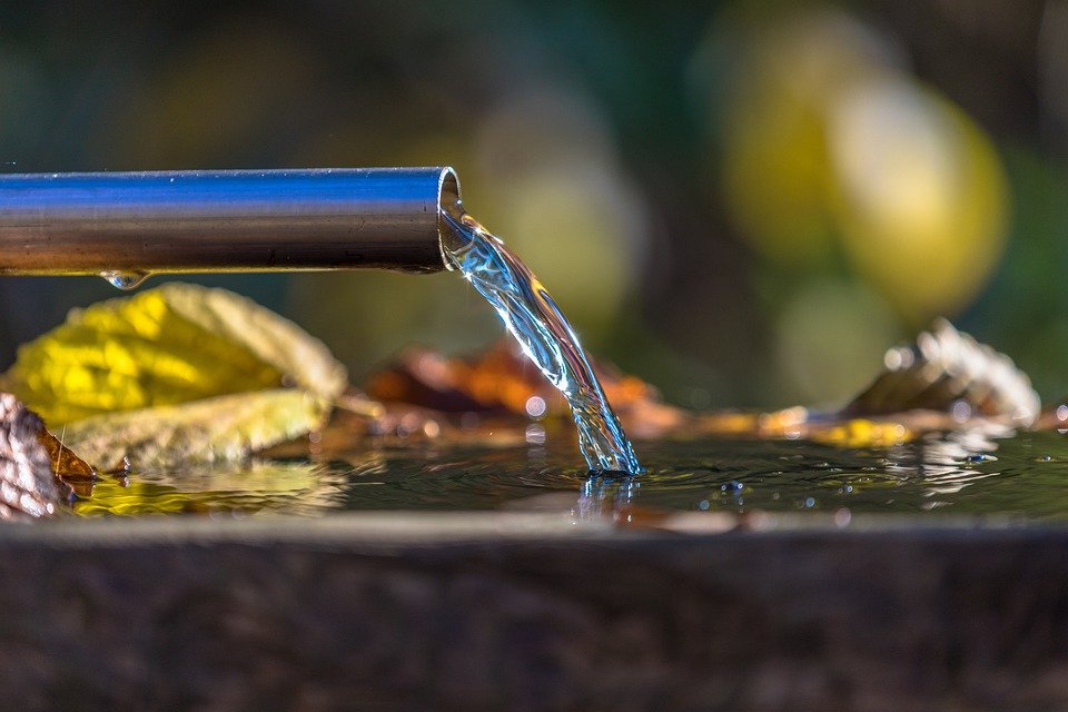 Crean una línea de máquinas que extraen agua potable «de la nada»