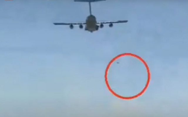 Afganos mueren al caer de avión estadounidense en vuelo