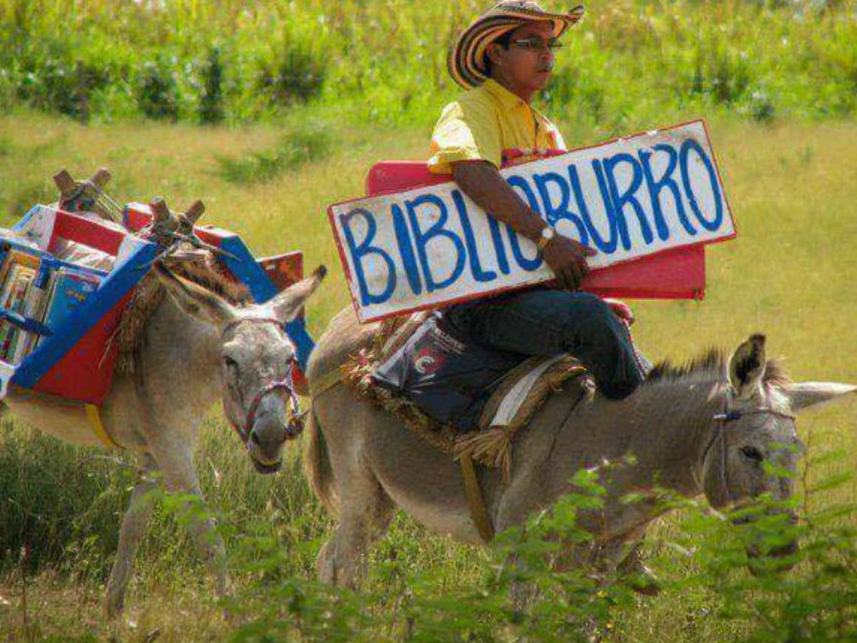 Le dicen «el Quijote colombiano» y lleva su ‘Biblioburro’ a los lugares más apartados y pobres de Colombia