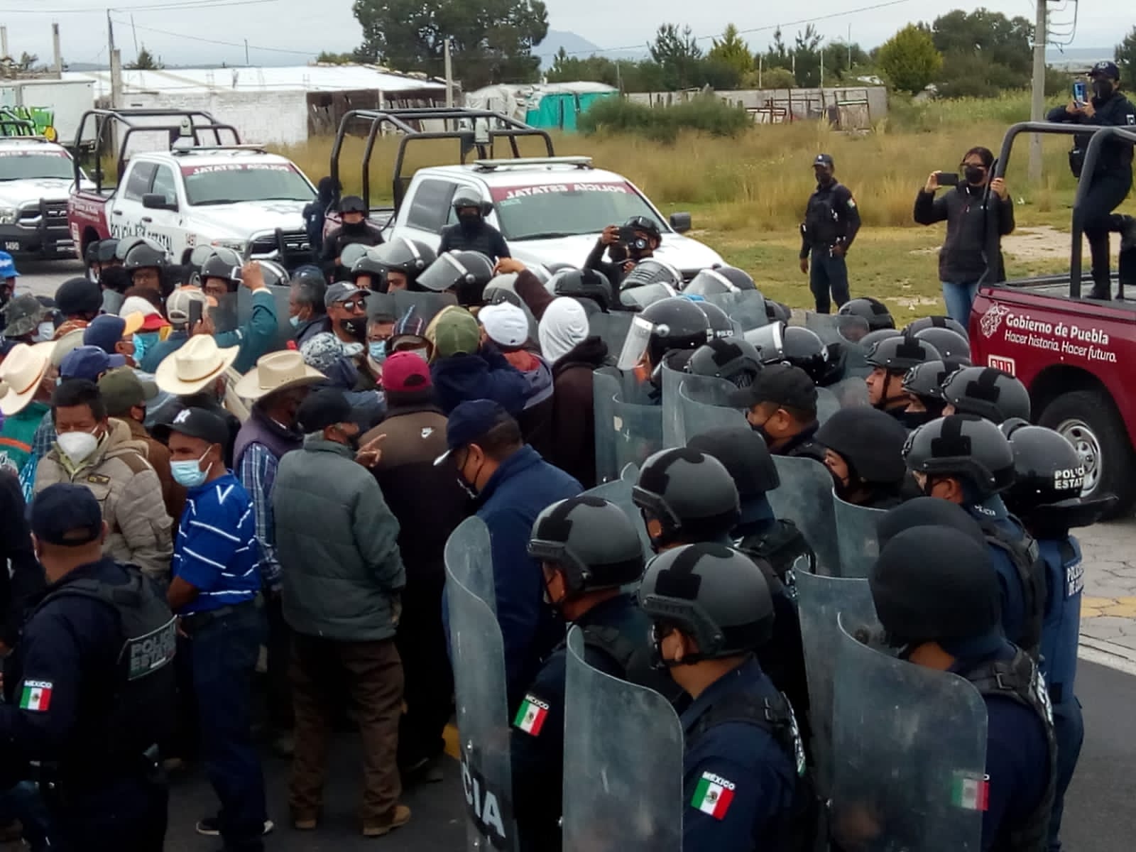 Seguridad desaloja a campesinos tras toma de caseta en Libres
