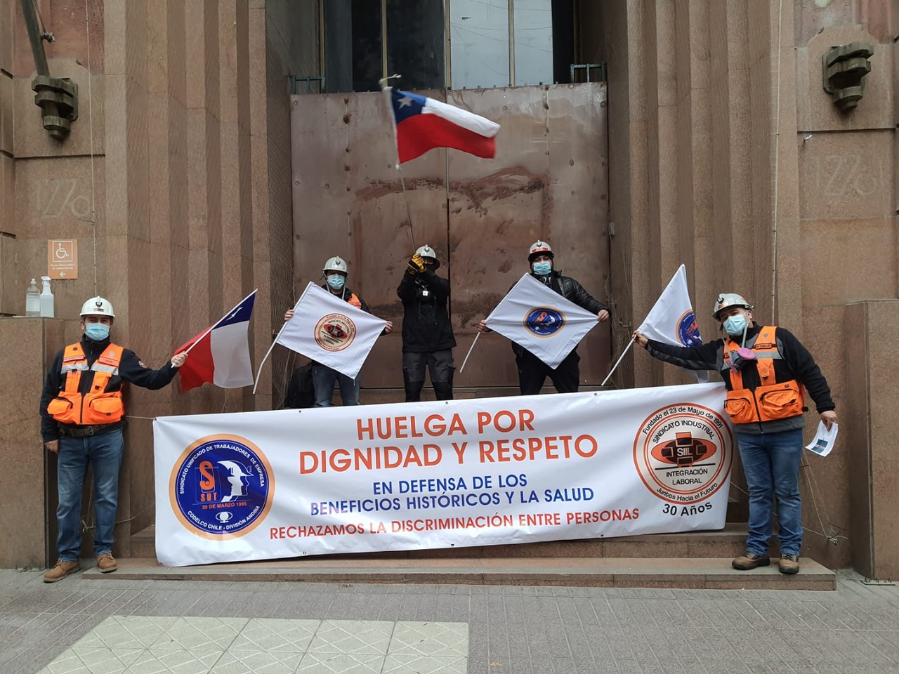 Trabajadores de Codelco protestan por  rebaja de beneficios laborales, mientras tercer sindicato de División Andina inició huelga legal