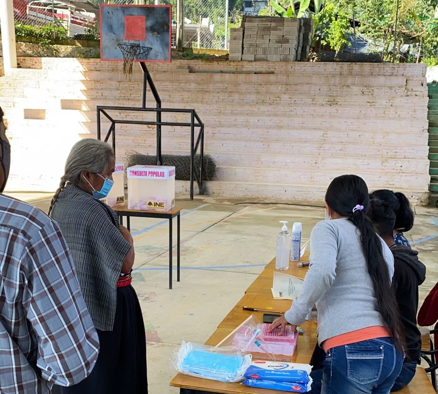 Pese a obstáculos del INE, ciudadanos de la Sierra Norte de Puebla participan en la consulta popular