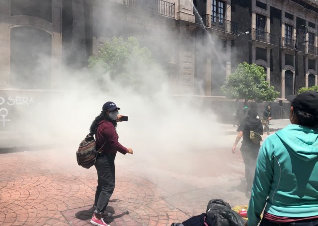 Violentan en sede legislativa de Edomex a feministas, con agua y gas