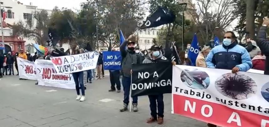 Ciudadanos protestan en Coquimbo en rechazo al proyecto minero Dominga previo a votación de la Comisión de Evaluación Ambiental