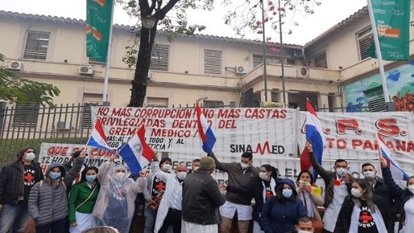 Médicos paraguayos se suman a las protestas por equiparación salarial