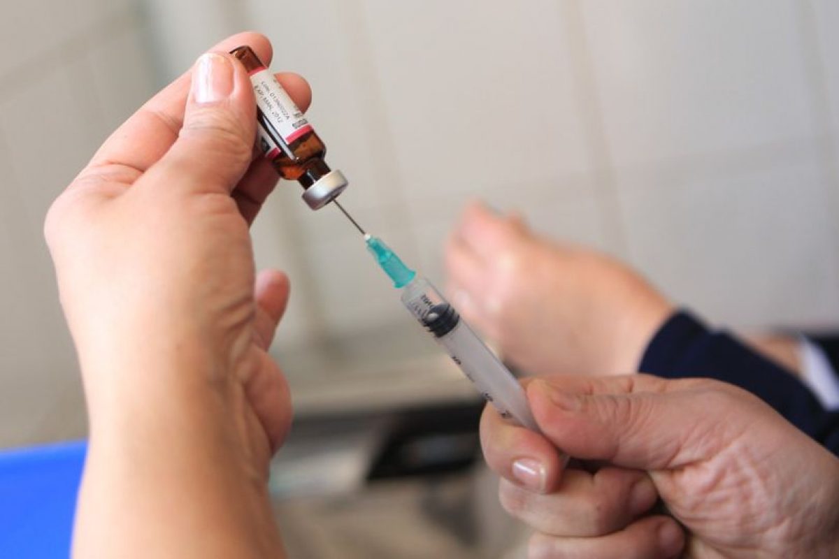 Funcionarios de salud denuncian escasez de vacunas e improvisación del gobierno para aplicar tercera dosis