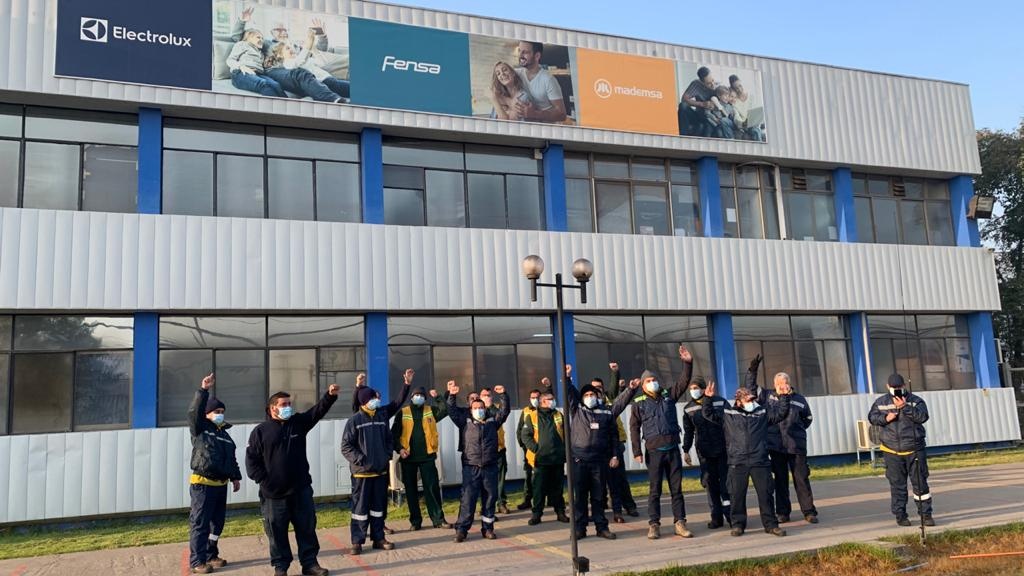800 trabajadores de Electrolux paralizan actividades en defensa de negociación colectiva